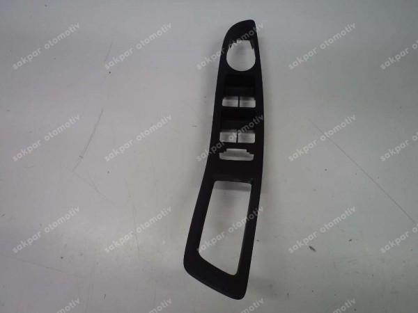 Hyundai İ20 Ön Sol Cam Açma Düğme Çercevesi Orj 93570-C8111 CP (DE113)