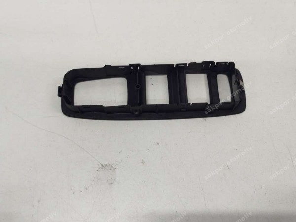 Renault Megane 4 Sol Ön Kapı Kumanda Yuvası Çerçevesi 809614404R SP (AE125)
