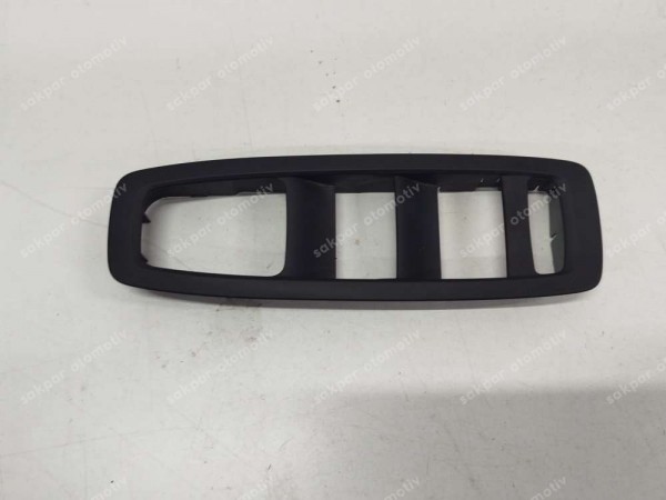 Renault Megane 4 Sol Ön Kapı Kumanda Yuvası Çerçevesi 809614404R SP (AE125)