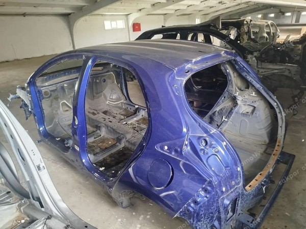 Toyota Yaris Hybrit Arka Çamurluk Panel Kupa Gövde Kesme