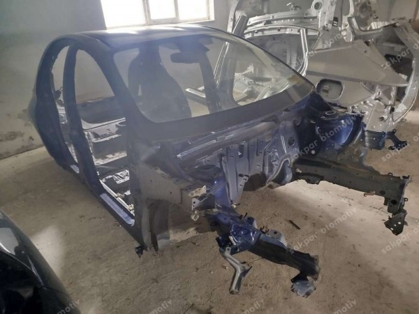 Toyota Yaris Hybrit Arka Çamurluk Panel Kupa Gövde Kesme