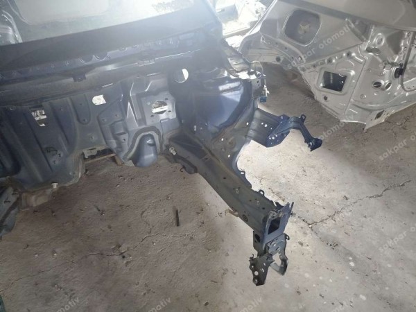 Toyota Yaris Hybrit Arka Çamurluk Panel Kupa Gövde Kesme