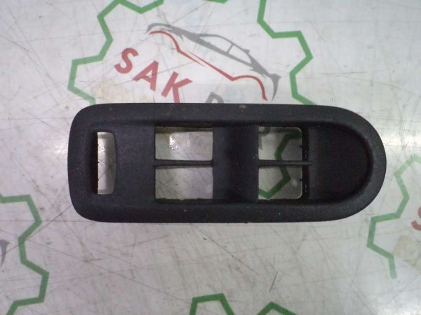 Renault Megane 2 Sol Cam Düğme Anahtar Çercevesi  CP 8200160603 (AE128)