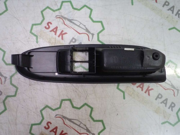 Renault Clio 2 Sol Ön Cam Düğme Bakaliti Çerçevesi Orj 8200084003 YP (AE128)