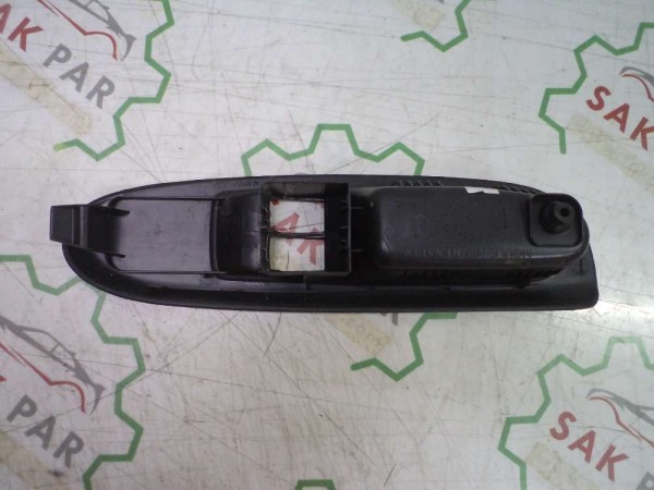 Renault Clio 2  Sol Kapı Cam Açma Düğme Çerçevesi CP 8200628298 (AE128)